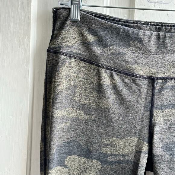 Aritzia TNA Camo Leggings - Picture 4 of 7